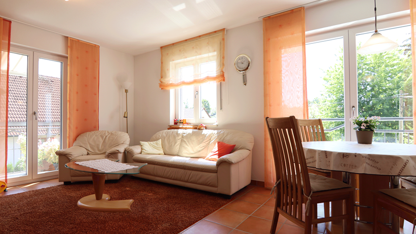 Moderne und lichterfüllte 3-Zimmer-Wohnung mit großem Südbalkon in ruhiger Lage von Eitting - Wohnzimmer