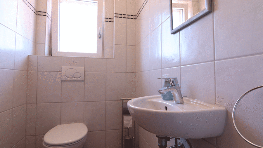 Moderne und lichterfüllte 3-Zimmer-Wohnung mit großem Südbalkon in ruhiger Lage von Eitting - Gäste-WC