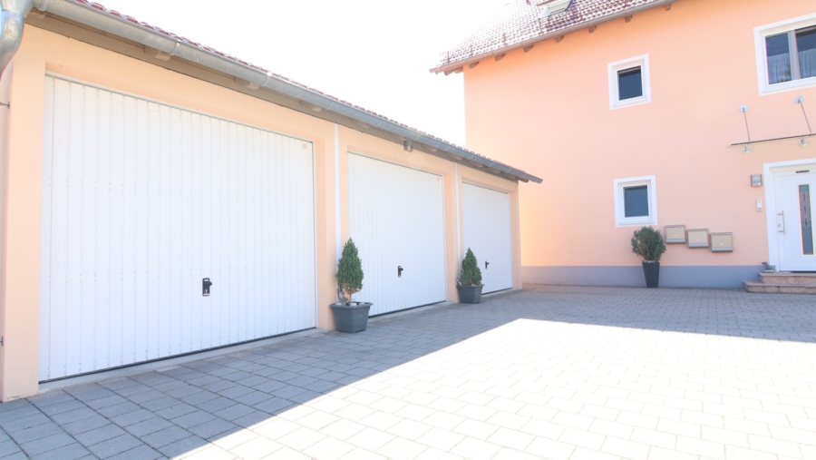 Moderne und lichterfüllte 3-Zimmer-Wohnung mit großem Südbalkon in ruhiger Lage von Eitting - Garagen