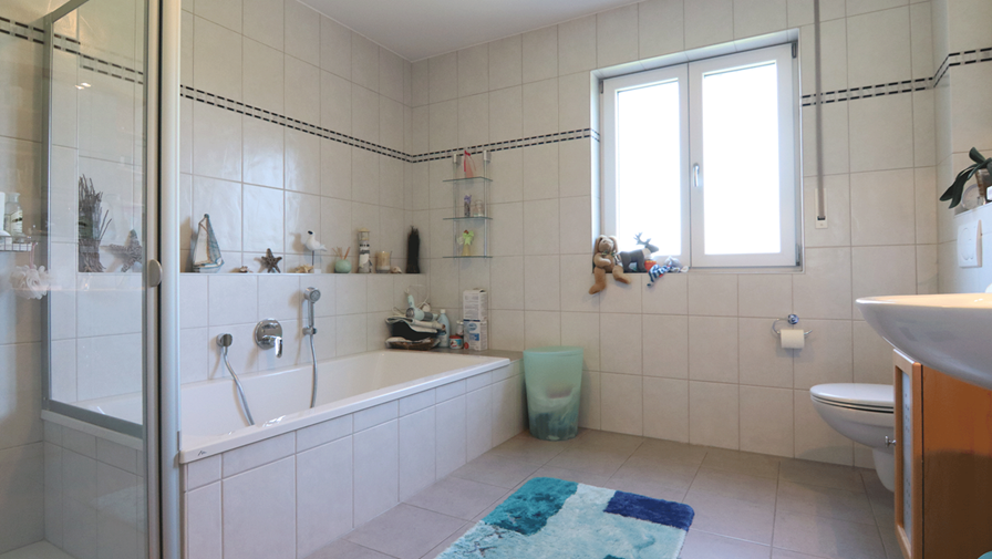 Moderne und lichterfüllte 3-Zimmer-Wohnung mit großem Südbalkon in ruhiger Lage von Eitting - Badezimmer