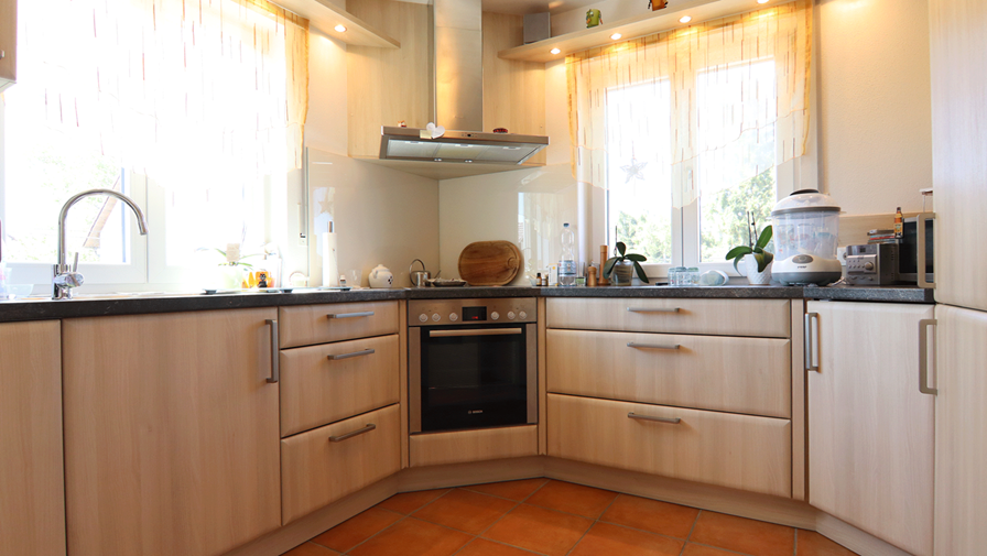 Moderne und lichterfüllte 3-Zimmer-Wohnung mit großem Südbalkon in ruhiger Lage von Eitting - Küche