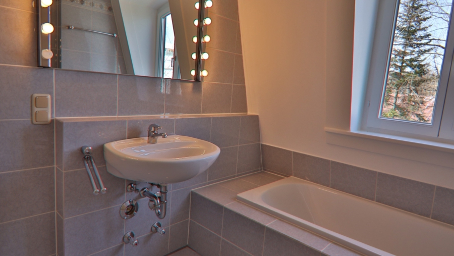 Ruhig gelegene 3-Zimmer-Maisonette-Wohnung mit wohnwirtschaftlichem Hobbyraum im Dachgeschoss - Bad mit Wanne und WC