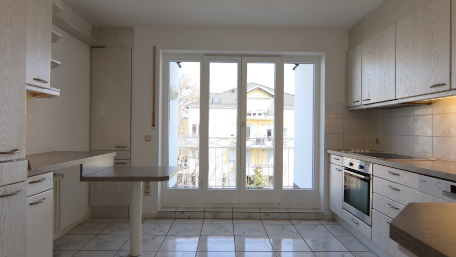Ruhig gelegene 3-Zimmer-Maisonette-Wohnung mit wohnwirtschaftlichem Hobbyraum im Dachgeschoss - Küche mit Balkon
