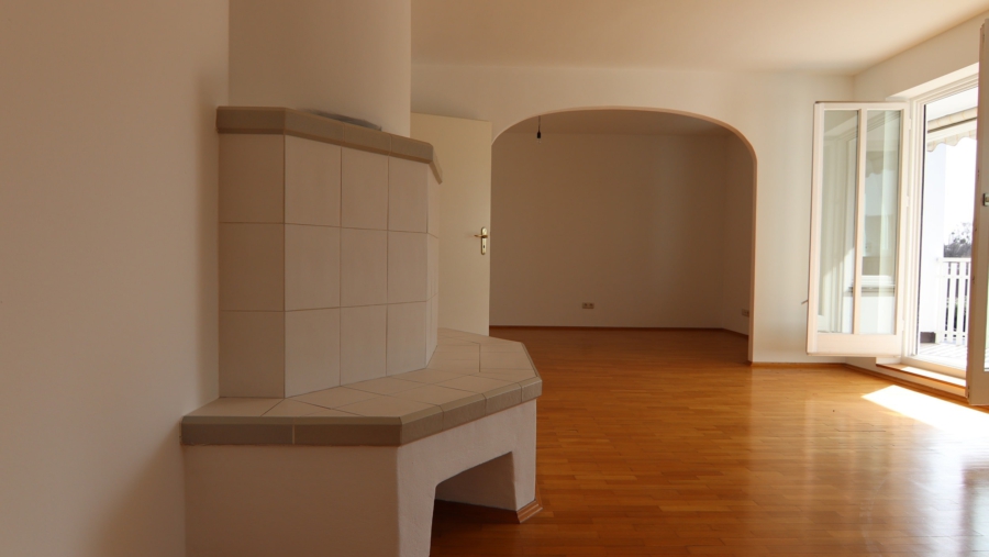 Ruhig gelegene 3-Zimmer-Maisonette-Wohnung mit wohnwirtschaftlichem Hobbyraum im Dachgeschoss - Wohnzimmer mit Balkon