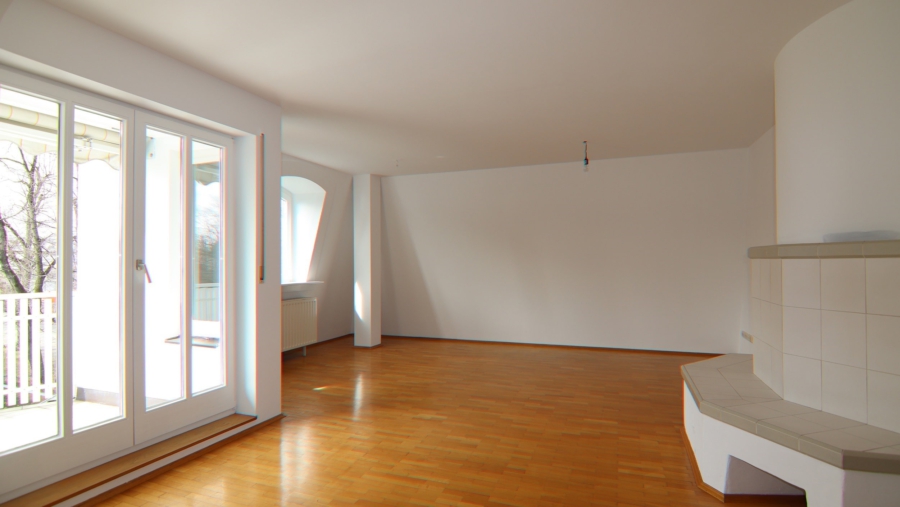 Ruhig gelegene 3-Zimmer-Maisonette-Wohnung mit wohnwirtschaftlichem Hobbyraum im Dachgeschoss - Wohnzimmer mit Kamin