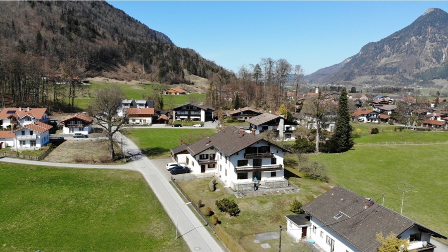Das perfekte Haus mit Einliegerwohnungen zur freien Sanierung in Oberaudorf, Landkreis Rosenheim - Luftansicht Süd