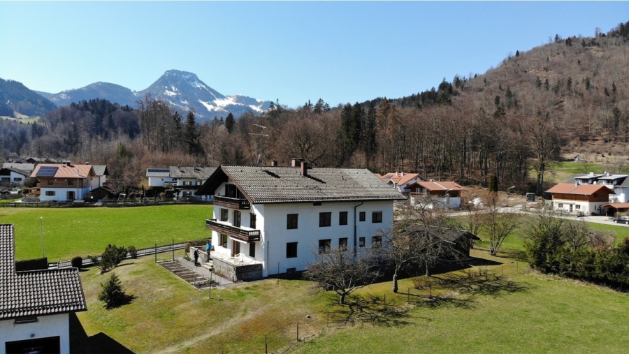 Das perfekte Haus mit Einliegerwohnungen zur freien Sanierung in Oberaudorf, Landkreis Rosenheim - Luftansicht Südost