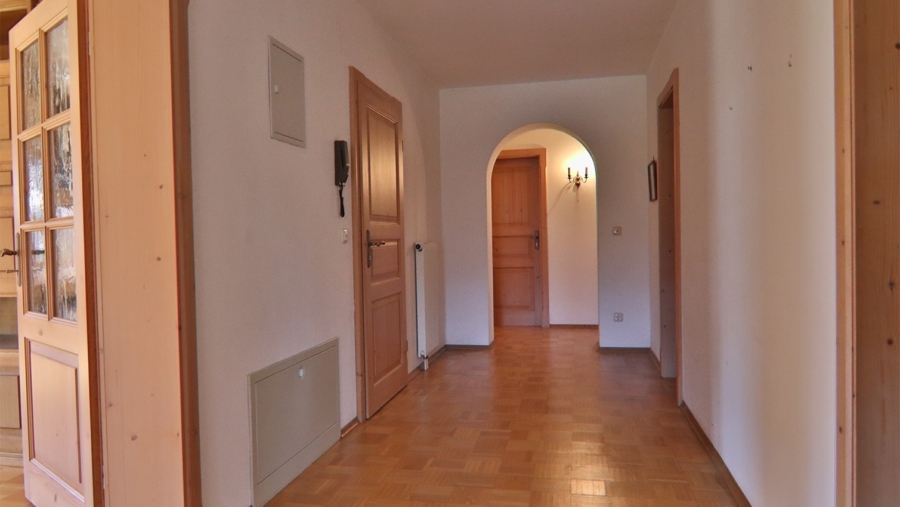 Das perfekte Haus mit Einliegerwohnungen zur freien Sanierung in Oberaudorf, Landkreis Rosenheim - Flur Erdgeschoss