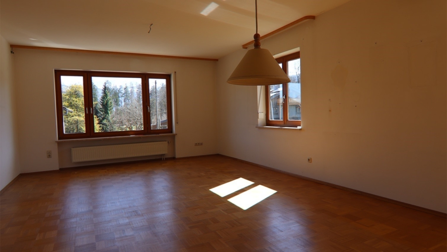 Das perfekte Haus mit Einliegerwohnungen zur freien Sanierung in Oberaudorf, Landkreis Rosenheim - Wohnzimmer OG