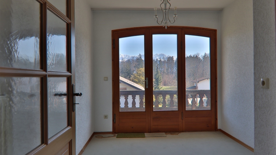 Das perfekte Haus mit Einliegerwohnungen zur freien Sanierung in Oberaudorf, Landkreis Rosenheim - Loggia