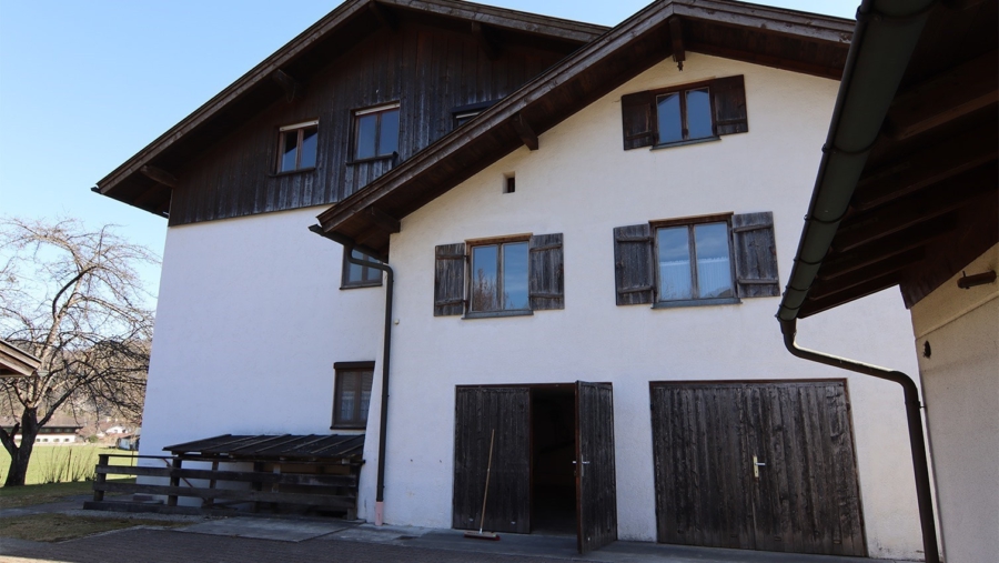 Das perfekte Haus mit Einliegerwohnungen zur freien Sanierung in Oberaudorf, Landkreis Rosenheim - Hausansicht Nordseite