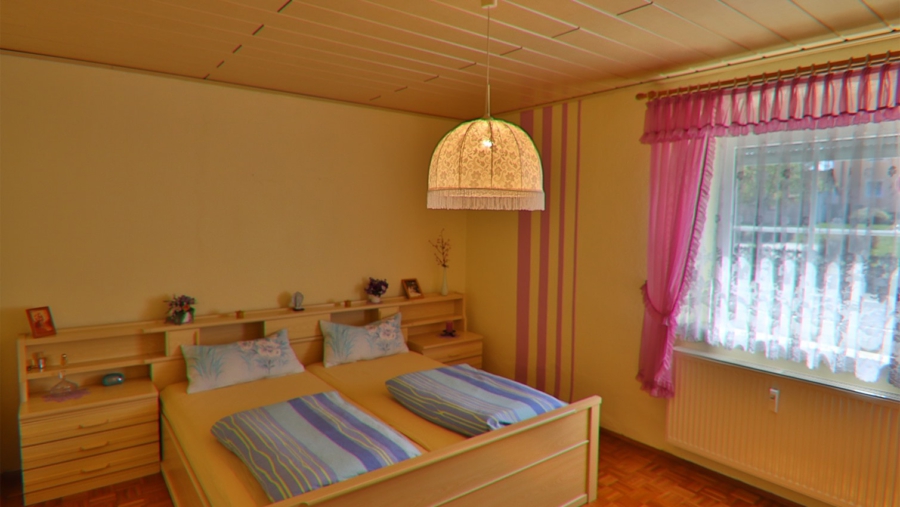 Absolute Rarität! Charmantes Zweifamilienhaus im Kaffeemühlenstil in 92670 Windischeschenbach - Schlafzimmer Erdgeschoss