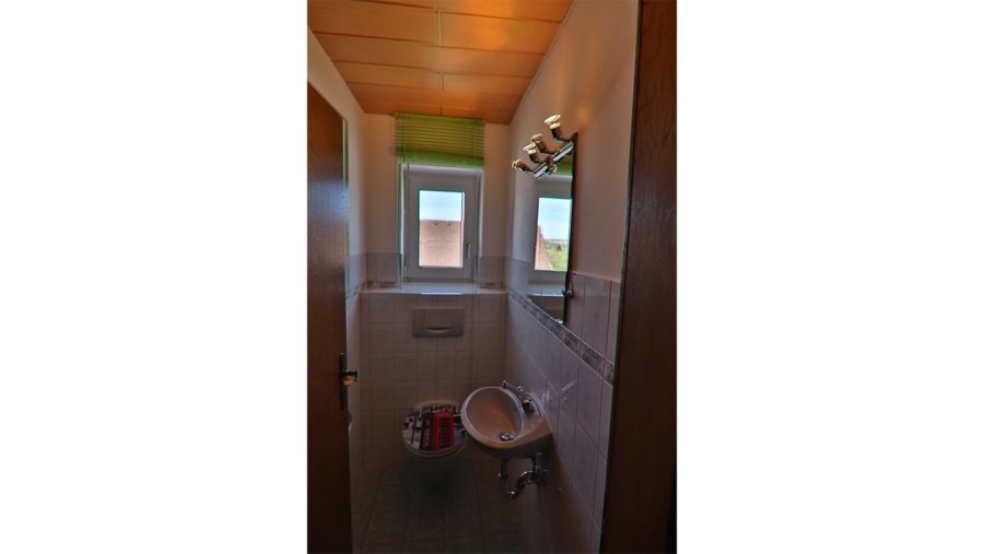 Absolute Rarität! Charmantes Zweifamilienhaus im Kaffeemühlenstil in 92670 Windischeschenbach - WC Obergeschoss