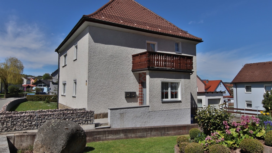 Absolute Rarität! Charmantes Zweifamilienhaus im Kaffeemühlenstil in 92670 Windischeschenbach - Hausansicht