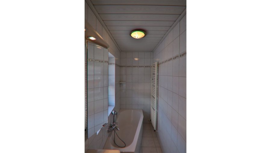 Absolute Rarität! Charmantes Zweifamilienhaus im Kaffeemühlenstil in 92670 Windischeschenbach - Wannenbad Erdgeschoss