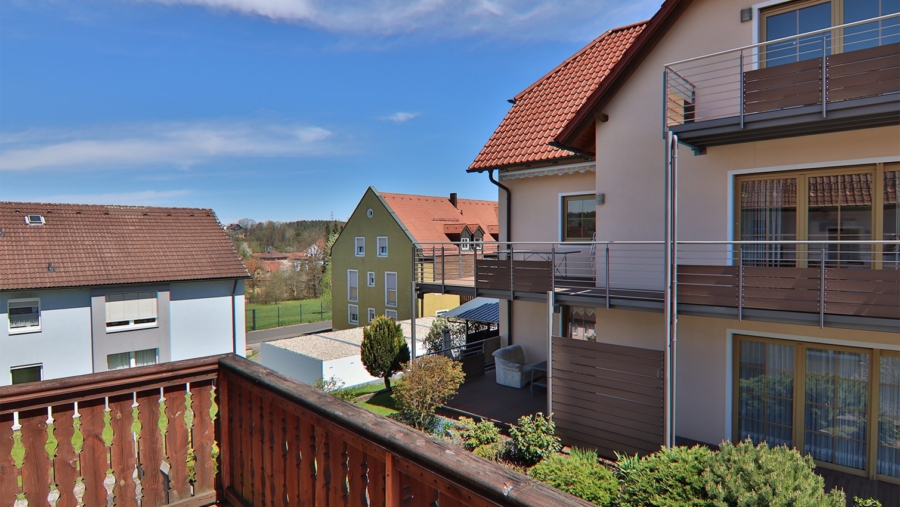 Absolute Rarität! Charmantes Zweifamilienhaus im Kaffeemühlenstil in 92670 Windischeschenbach - Ausblick Ostbalkon