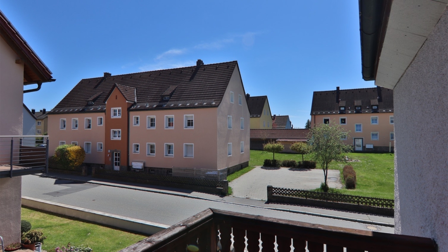 Absolute Rarität! Charmantes Zweifamilienhaus im Kaffeemühlenstil in 92670 Windischeschenbach - Ausblick Ostbalkon