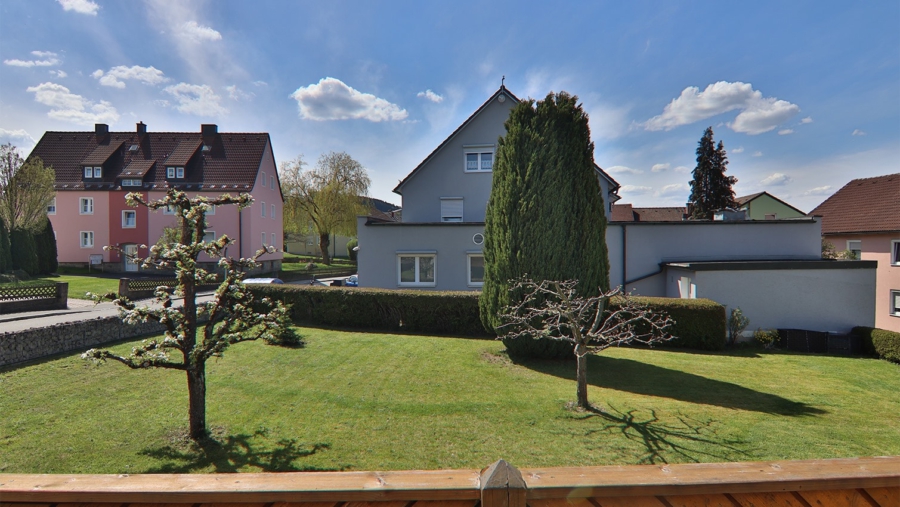 Absolute Rarität! Charmantes Zweifamilienhaus im Kaffeemühlenstil in 92670 Windischeschenbach - Ausblick Westbalkon