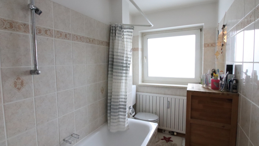 Freiwerdende 3-Zimmer-Dachgeschosswohnung mit Stellplatz und Südbalkon im Herzen von Erding - Badezimmer