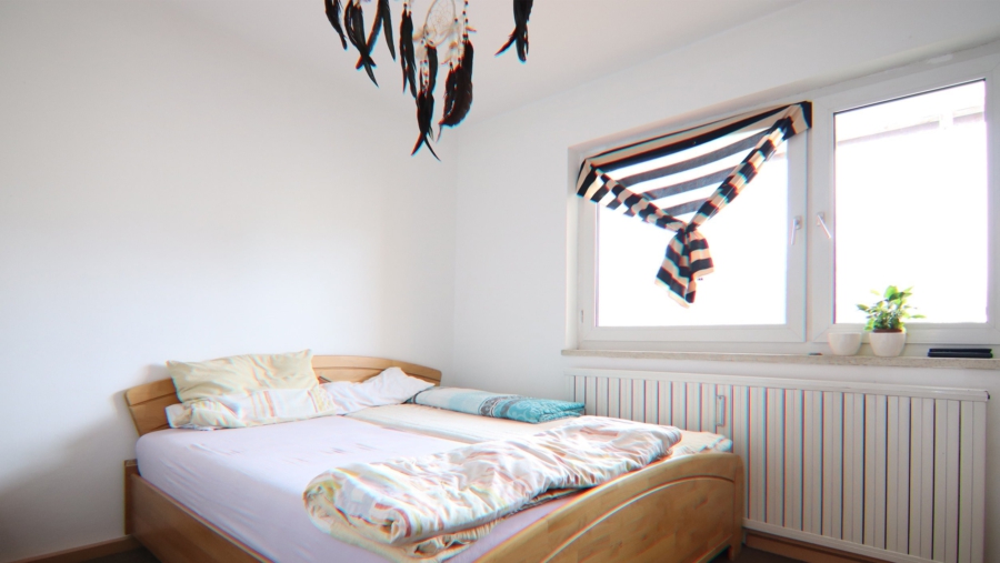 Freiwerdende 3-Zimmer-Dachgeschosswohnung mit Stellplatz und Südbalkon im Herzen von Erding - Schlafzimmer