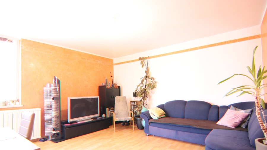 Freiwerdende 3-Zimmer-Dachgeschosswohnung mit Stellplatz und Südbalkon im Herzen von Erding - Wohnzimmer