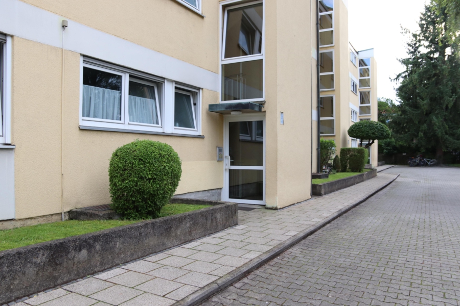 Ideal geschnittene 3-Zimmer-Dachgeschosswohnung mit Südloggia in Berg am Laim! - Hauseingang