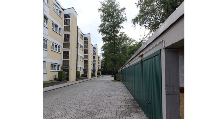 Ein Investment für die Zukunft! 2,5-Zimmer-Dachgeschosswohnung in Berg am Laim - Ansicht Gebäude und Garagen