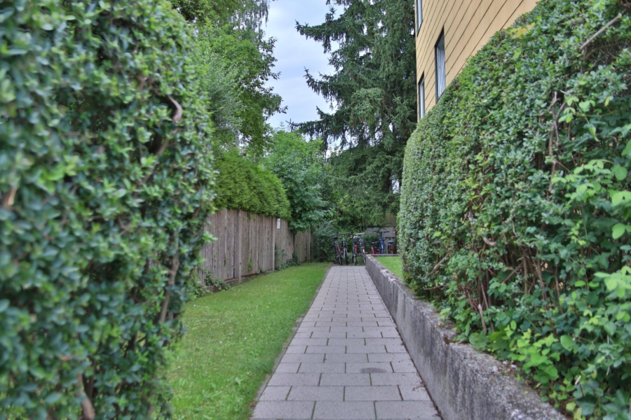 Ein Investment für die Zukunft! 2,5-Zimmer-Dachgeschosswohnung in Berg am Laim - Weg zum Hauseingang