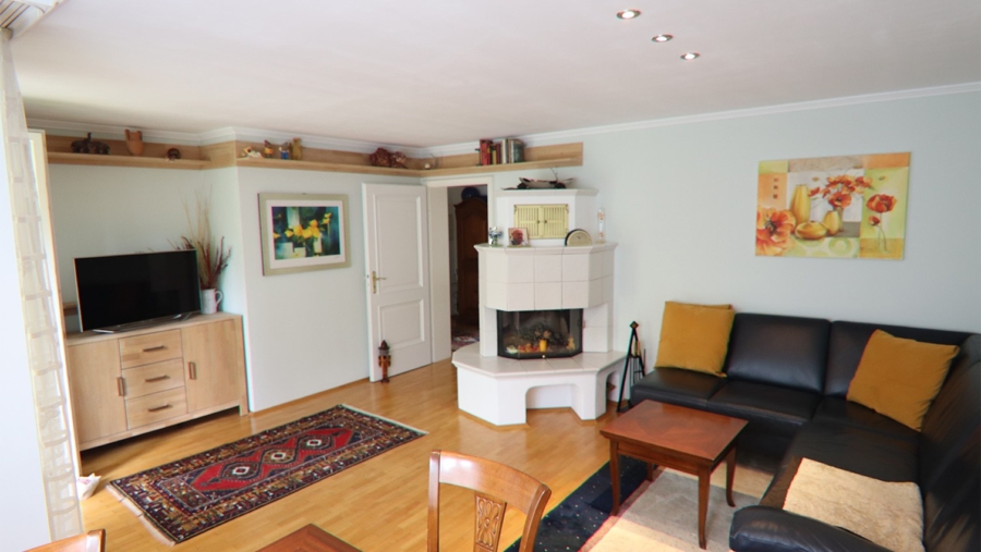 Sehr ruhig gelegene 3-Zimmer-Gartenwohnung mit zusätzlichem Hobbyraum im Souterrainbereich! - Wohnzimmer mit Kamin