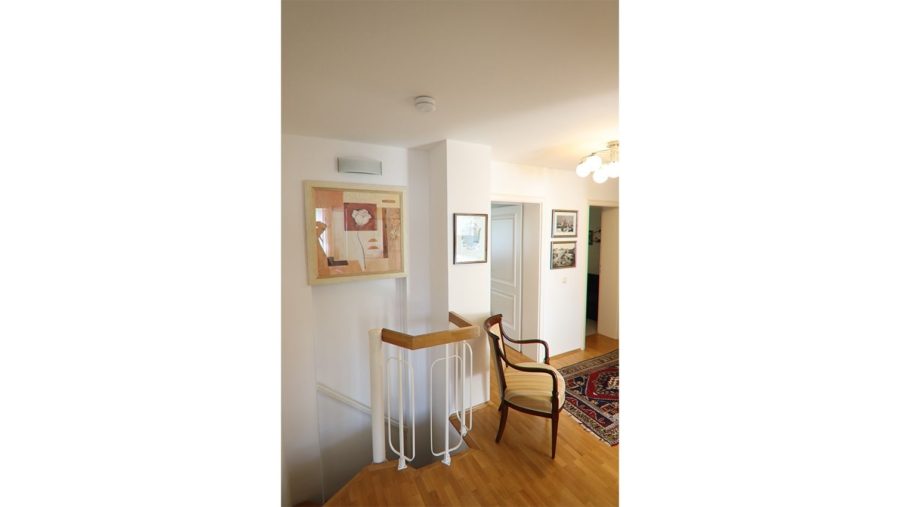 Sehr ruhig gelegene 3-Zimmer-Gartenwohnung mit zusätzlichem Hobbyraum im Souterrainbereich! - Diele mit Wendeltreppe