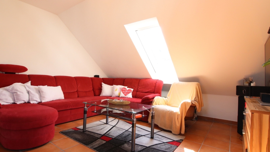 Top gepflegte 3-Zimmer-Dachgeschosswohnung mit 2 Balkonen in ruhiger Lage von Eitting - Wohnzimmer