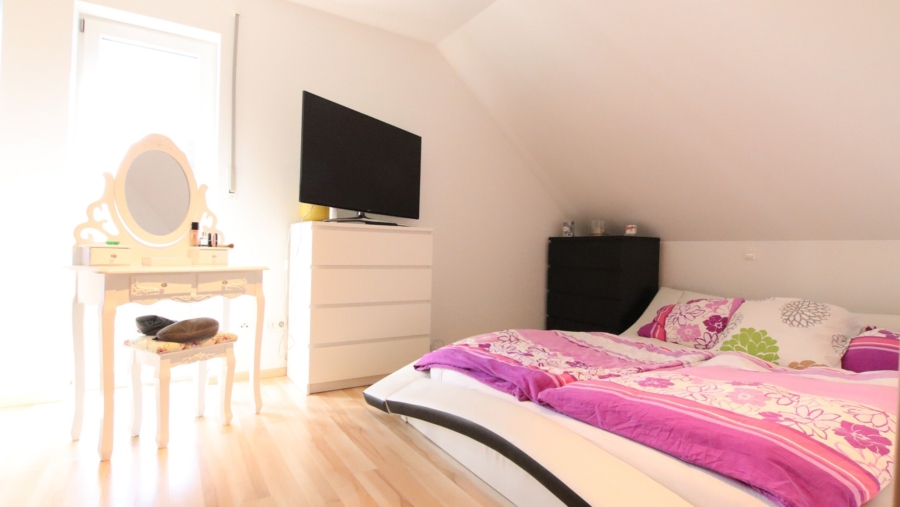 Top gepflegte 3-Zimmer-Dachgeschosswohnung mit 2 Balkonen in ruhiger Lage von Eitting - Schlafzimmer