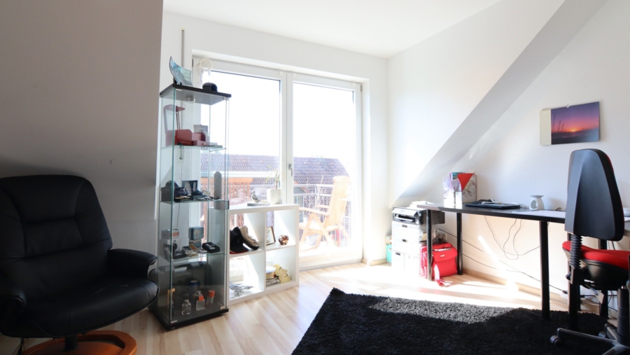 Top gepflegte 3-Zimmer-Dachgeschosswohnung mit 2 Balkonen in ruhiger Lage von Eitting - Kinderzimmer
