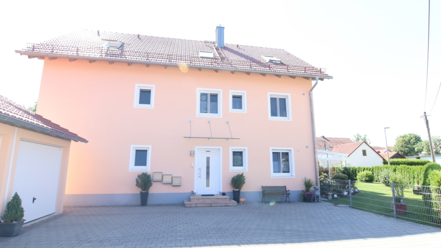 Top gepflegte 3-Zimmer-Dachgeschosswohnung mit 2 Balkonen in ruhiger Lage von Eitting - Haupteingang