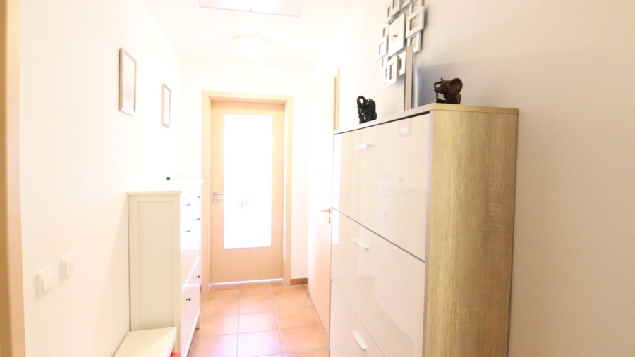 Top gepflegte 3-Zimmer-Dachgeschosswohnung mit 2 Balkonen in ruhiger Lage von Eitting - Flur