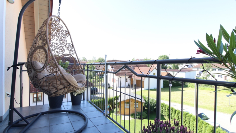 Top gepflegte 3-Zimmer-Dachgeschosswohnung mit 2 Balkonen in ruhiger Lage von Eitting - Balkon Süd-West