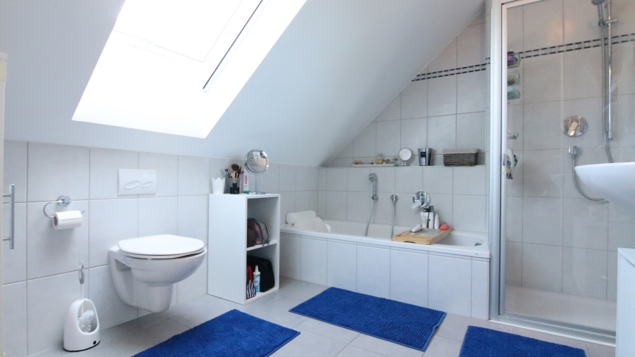 Top gepflegte 3-Zimmer-Dachgeschosswohnung mit 2 Balkonen in ruhiger Lage von Eitting - Badezimmer