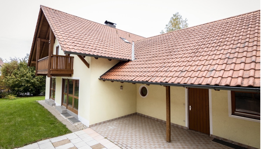 Platz für die ganze Familie! Großzügiges Einfamilienhaus mit 7 Zimmer in Top-Lage Taufkirchen (Vils) - Hausansicht 2