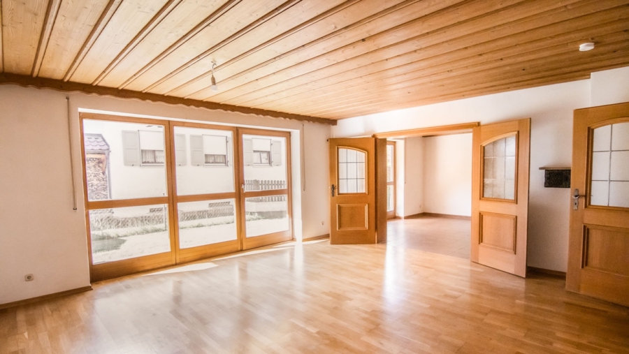 Platz für die ganze Familie! Großzügiges Einfamilienhaus mit 7 Zimmer in Top-Lage Taufkirchen (Vils) - Wohnbereich im Erdgeschoss