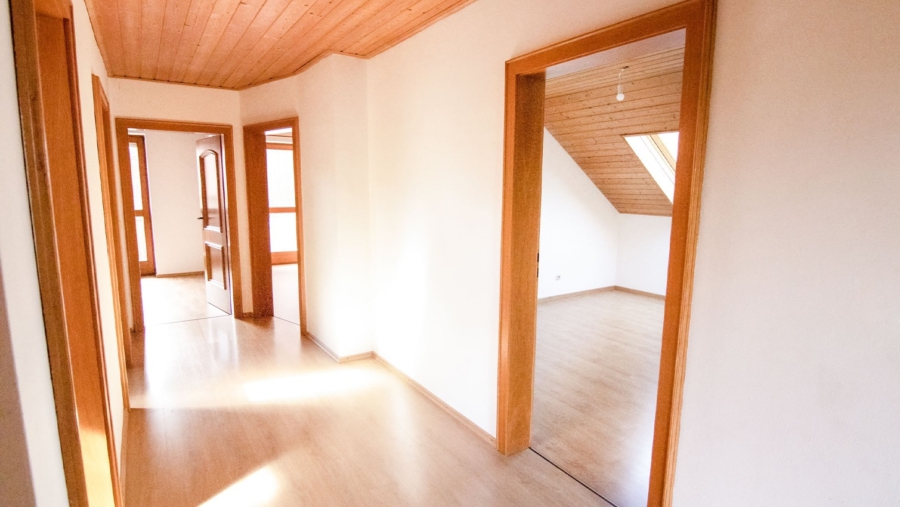 Platz für die ganze Familie! Großzügiges Einfamilienhaus mit 7 Zimmer in Top-Lage Taufkirchen (Vils) - Obergeschoss Flur