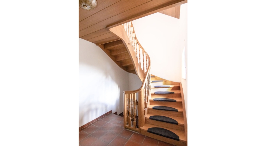 Platz für die ganze Familie! Großzügiges Einfamilienhaus mit 7 Zimmer in Top-Lage Taufkirchen (Vils) - Treppenaufgang im Erdgeschoss