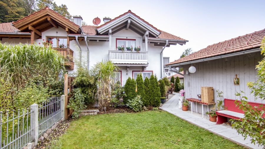 Liebevoll gestaltete & sehr gepflegte Doppelhaushälfte in absoluter Toplage in 83080 Oberaudorf-Agg - Hausansicht
