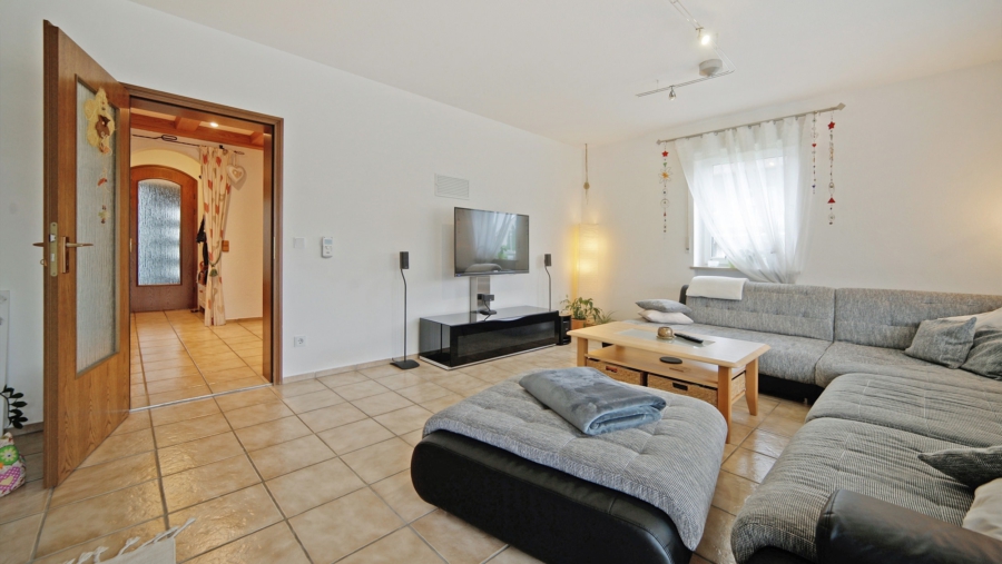 Reiheneckhaus mit viel Platz für die ganze Familie in Moosinning zum sofortigen Bezug - Ansicht 1 Wohnzimmer
