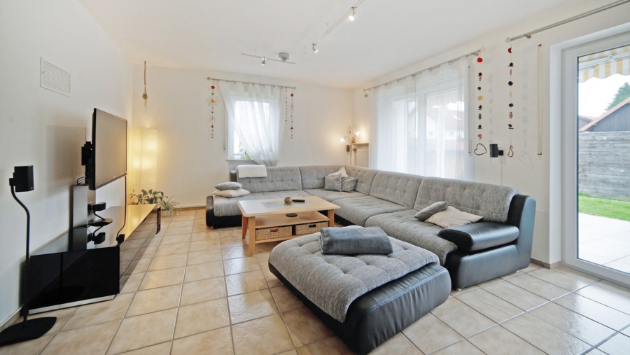 Reiheneckhaus mit viel Platz für die ganze Familie in Moosinning zum sofortigen Bezug - Ansicht 2 Wohnzimmer