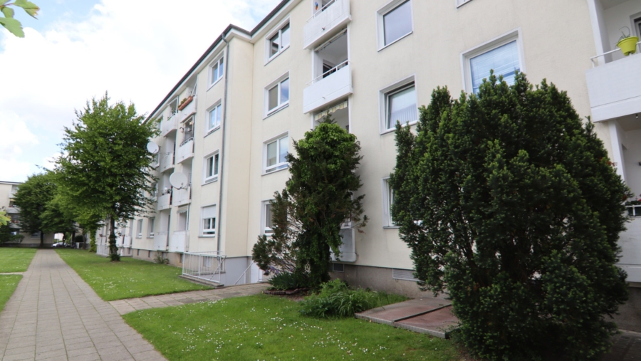 Sonnige und ideal geschnittene 3-Zimmer-Eigentumswohnung mit Westbalkon zum sofortigen Bezug - Hauptansicht Rückgebäude