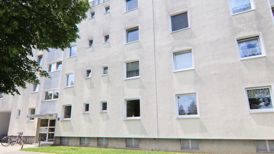 Sonnige und ideal geschnittene 3-Zimmer-Eigentumswohnung mit Westbalkon zum sofortigen Bezug - Hauptansicht Vordergebäude