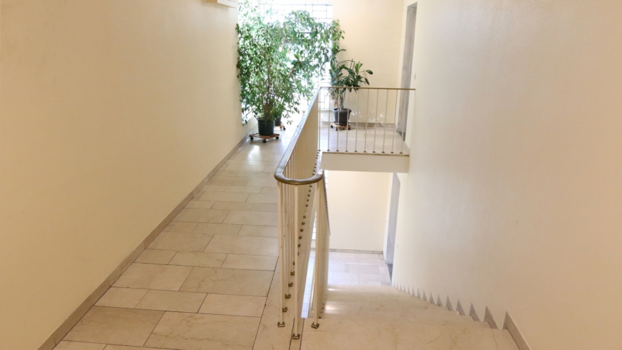 Erbpacht! Lichtdurchflutete 3-Zimmer-Dachterrassenwohnung mit unverbaubarem Blick ins Grüne - Treppenhaus