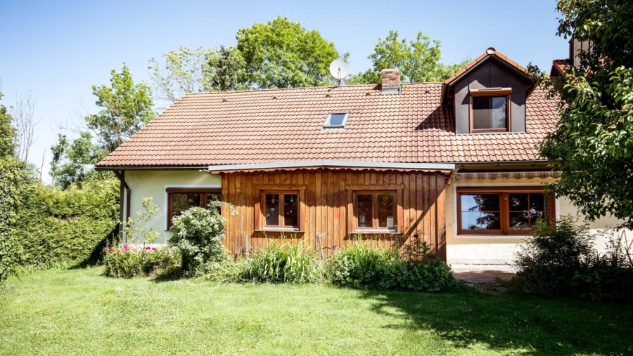 Platz für die ganze Familie! Schöne renovierungsbedürftige Doppelhaushälfte in idyllischer Wohnlage - Ansicht Südseite