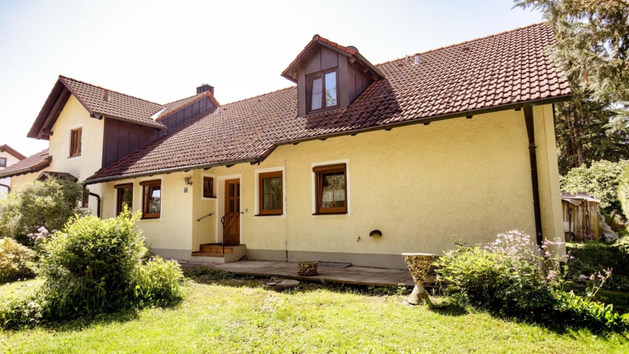 Platz für die ganze Familie! Schöne renovierungsbedürftige Doppelhaushälfte in idyllischer Wohnlage - Ansicht Nordseite