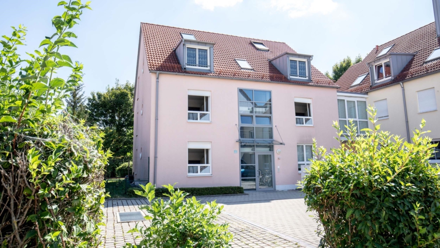 Schöne moderne 2,5-Zimmer-Maisonette-Dachgeschosswohnung im Herzen von Hallbergmoos zu vergeben! - Hausansicht